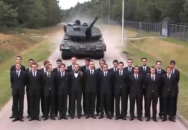 Nervi de oţel! Un tanc de 63 de tone, cu 60 km/h, frânează la doi metri  în spatele tău... (VIDEO)