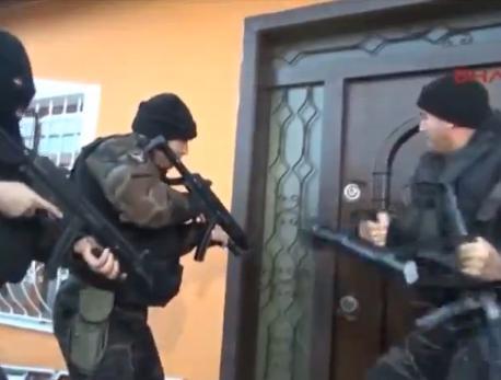 Acţiune hazlie a forţelor de intervenţie turceşti. S-au chinuit jumătate de oră să spargă o uşă! (VIDEO)