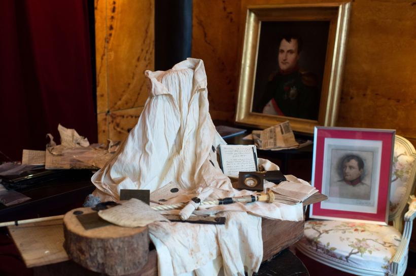 O parte din hainele în care a murit Napoleon Bonaparte, scoase la licitaţie. O batistă, estimată la 40.000 de euro