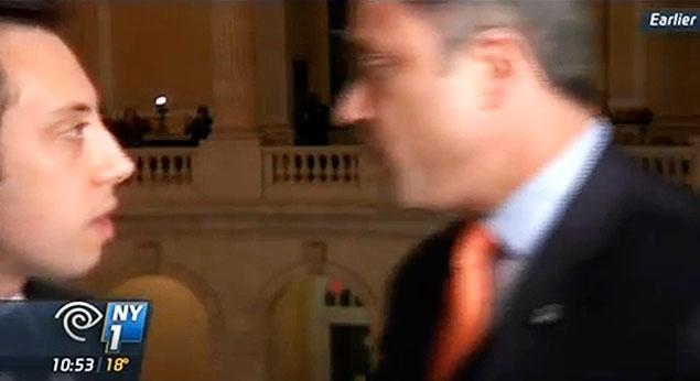 Reacţia INCREDIBILĂ a unui congresman american când reporterul îl întreabă despre acuzaţiile de fraudă (VIDEO)