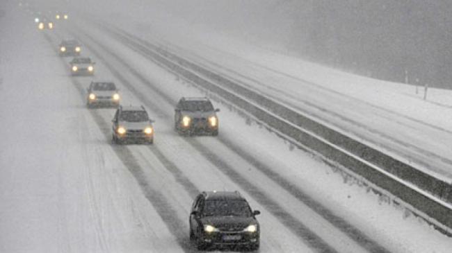 Circulaţie ÎNCHISĂ pe A2 şi A3, din cauza ninsorii şi a viscolului. Vezi SITUAŢIA ACTUALIZATĂ a drumurilor din România 