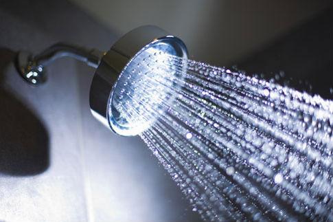Cinci greşeli comune când faci duş. Recomandările dermatologilor