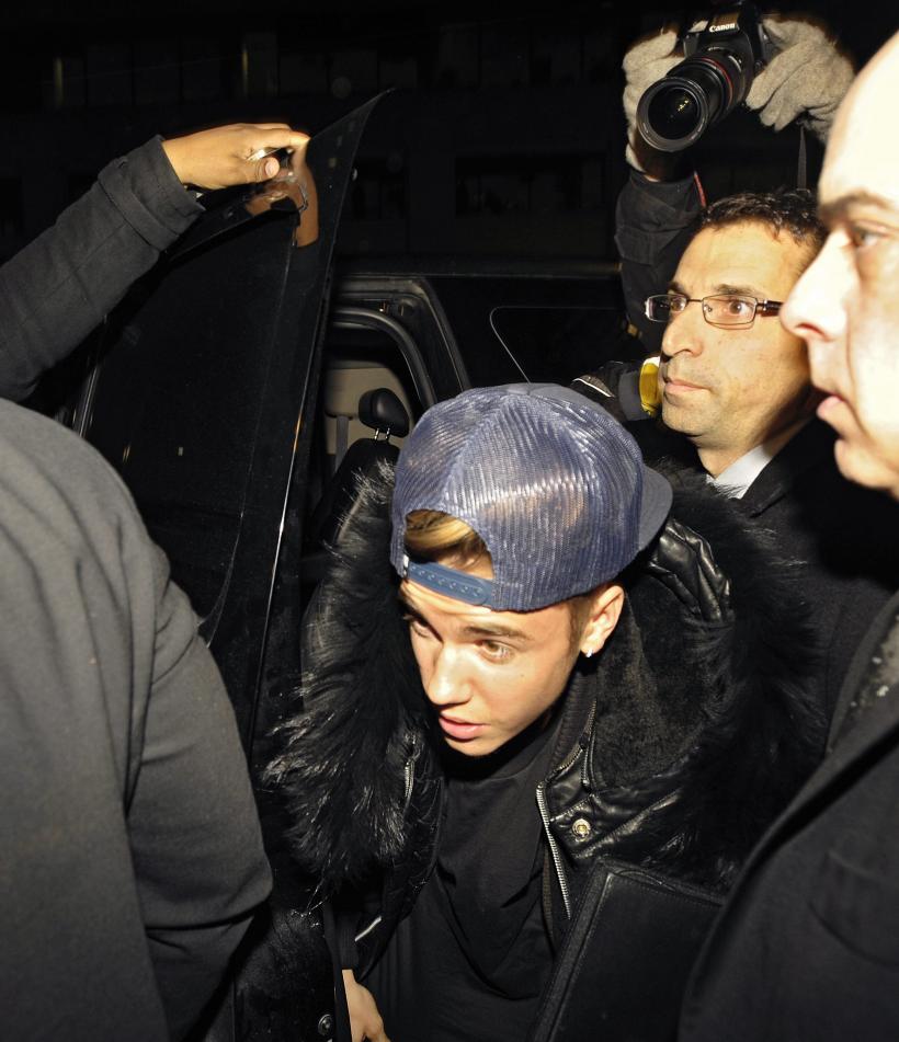 Justin Bieber a ajuns iar la poliţie. Fanii l-au petrecut până la secţie