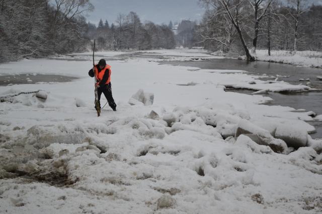 Aglomerări de gheţuri pe râul Bistriţa. ANAR: Fenomenul este ATIPIC, dar nu s-au produs revărsări, monitorizăm