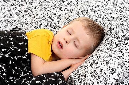 Creierul copilului cu autism e mai activ în timpul somnului