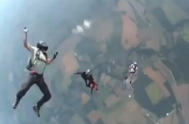 VIDEO INCREDIBIL: Un parașutist își pierde cunoștința imediat după ce sare din avion. VEZI ce s-a întâmplat după