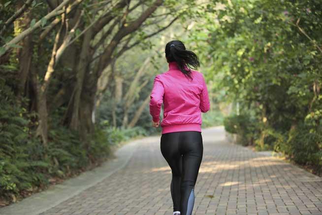 Mai mult sport, mai puţină boală. În cazul cancerul de sân, mersul e bun, dar alergatul e şi mai bun 