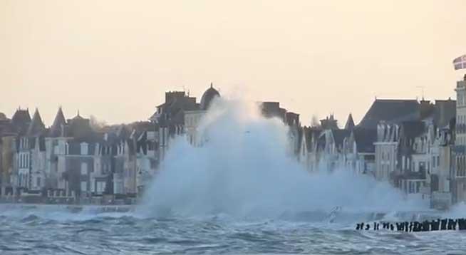 SPECTACULOS! Coastele Franţei lovite de valurile dezlănţuite ale Atlanticului (VIDEO)