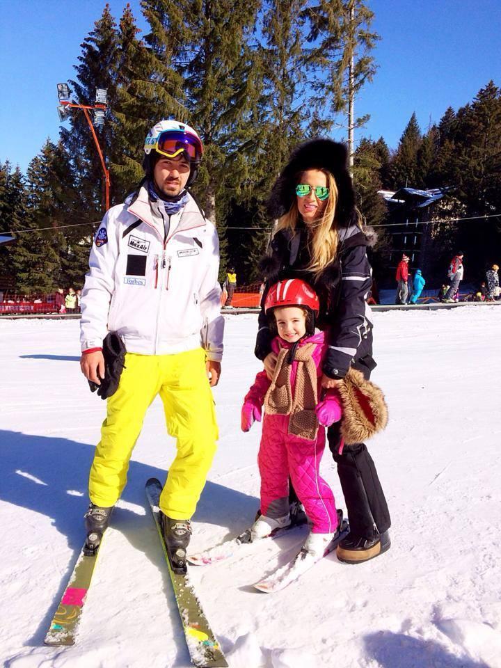 Andreea Bănică îşi învață fetița să schieze