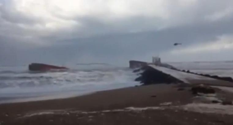 IMAGINI SPECTACULOASE: Un cargobot spaniol s-a rupt în două după ce a lovit un dig (VIDEO)