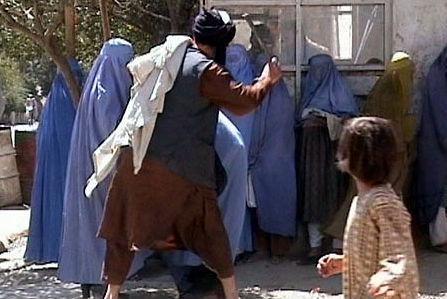 Legea care dă liber la bătut soţia, adoptată în parlamentul afgan