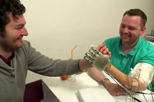 Mână artificială care poate simţi obiectele, testată cu succes în Italia (VIDEO)