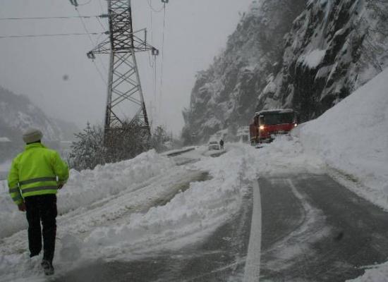 AVALANŞĂ pe Valea Oltului. Zăpada căzută de pe versant a blocat circulaţia pe DN7