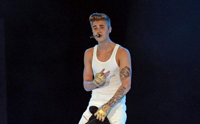 Justin Bieber,  aşa cum şi l-ar dori toate fanele: docil şi gata să se dezbrace! (VIDEO)