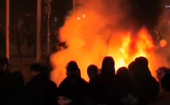Sediul Preşedinţiei bosniace, incendiat de manifestanţii furioşi. Presa locală scrie despre “Primăvara bosniacă”