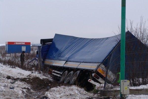 TRAFIC BLOCAT pe DN1 Oradea - Huedin: Două TIR-uri s-au ciocnit, unul dintre şoferi a murit 