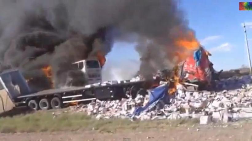 TRAGEDIE în Argentina: 19 oameni au murit pe loc, după ce un TIR a izbit frontal un autocar pe o autostradă (VIDEO)
