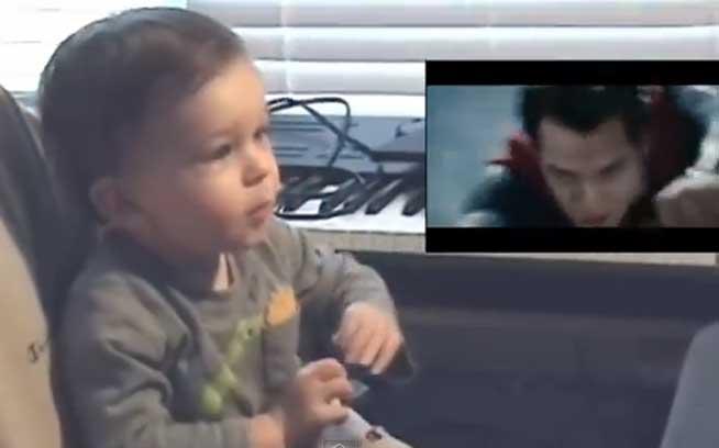 Adorabil! Un băieţel umăreşte scena de zbor a lui Superman în Man of Steel (VIDEO)
