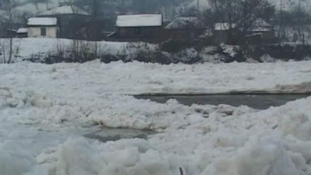 ALERTĂ HIDROLOGICĂ pe râul Bistriţa: Zeci de gospodării riscă să fie inundate, după ce gheaţa a blocat cursul apei