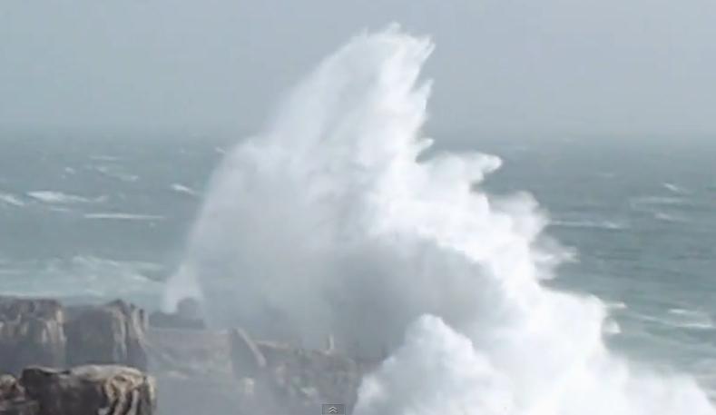 ALERTĂ ROŞIE pe coastele Portugaliei: Valurile GIGANTICE ajung până la zece metri înălţime (VIDEO) 