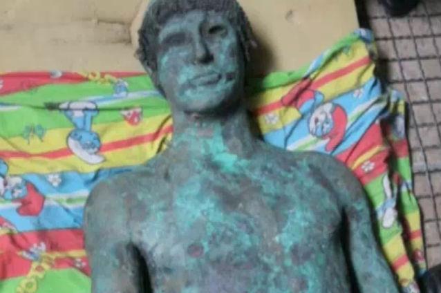 Statuie a lui Apollo, veche de peste 2.000 de ani, găsită de un pescar din Fâşia Gaza, confiscată de Hamas