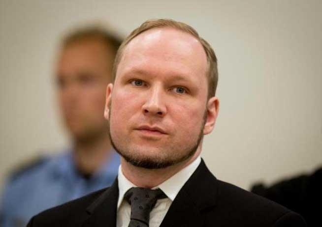 Criminalul Breivik ameninţă cu greva foamei pentru un PS3. Şi se consideră victima “torturii”
