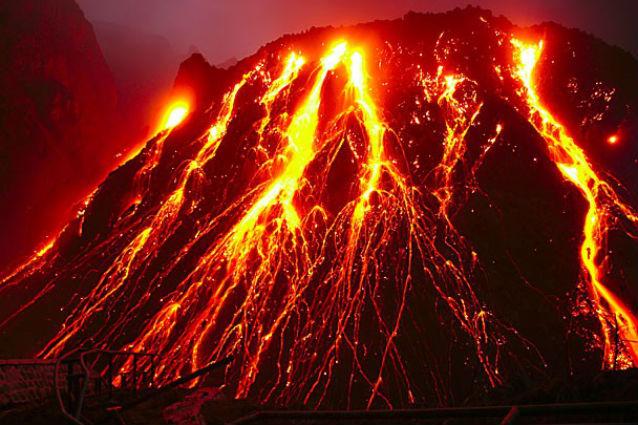 Erupţie violentă a vulcanului Kelud. 200.000 de indonezieni, evacuaţi de urgenţă (VIDEO)