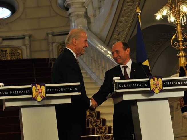 Vicepreşedintele american l-a sunat pe Băsescu. Despre ce au discutat