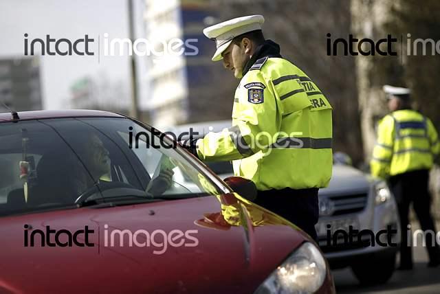 Poliţia Rutieră, la vânătoare de şoferi beţi. Sute de amenzi, permise reţinute şi dosare penale