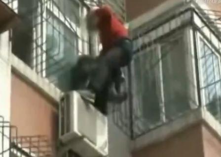 Vrând să se sinucidă, o tânără se pregăteşte să sară de la etaj. Ce-a urmat e INCREDIBIL