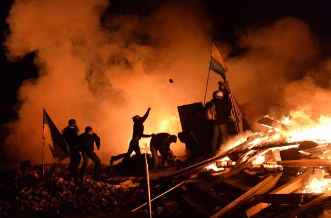 LIVE VIDEO. Insurecţie la Kiev, şoc în Occident. 26 de morţi în capitala ucraineană; europenii iau în calcul impunerea de sancţiuni; Rusia vede “război”