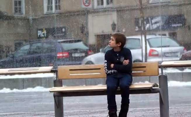 VIDEO. Ţi-ai dezbrăca haina pentru un copil care tremură de frig în stradă? Vezi cum reacţionează norvegienii