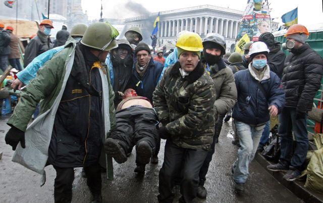 Cel puţin 100 de morţi, astăzi, la Kiev (CNN). POLIŢIA a PRIMIT ARME de FOC, pentru prima dată de la începerea conflictului - LIVE VIDEO