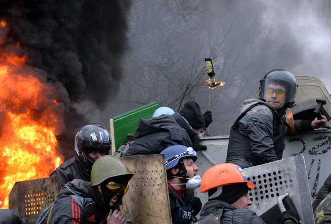 Iadul de lângă noi. Ucraina, ca o pradă. 100 de morţi la Kiev. Forţele de ordine folosesc muniţie reală, Occidentul încearcă medierea, dar cu gândul la sancţiuni