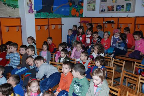 Serbările de 8 martie, interzise în grădiniţele din Vaslui pentru ca părinţii să nu mai dea cadouri educatoarelor