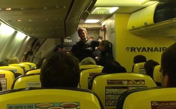 Situaţie INCREDIBILĂ într-un avion al companiei Ryanair. Reacţia pasagerilor, după ce zborul lor a întârziat 11 ore! (VIDEO)  
