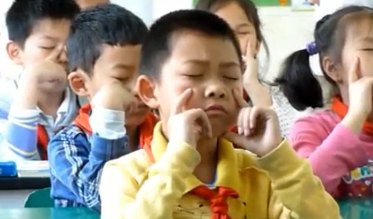 Elevii chinezi, ţintuiţi în pupitre. Ce dispozitive au inventat autorităţile pentru a le &quot;proteja vederea&quot; (VIDEO)