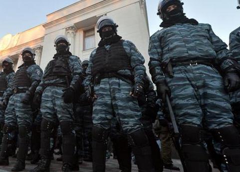 Aproape o sută de poliţişti ucraineni din trupele speciale şi-au cerut scuze în genunchi