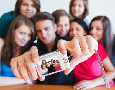 Ipoteză controversată. Selfie-urile favorizează răspândirea păduchilor