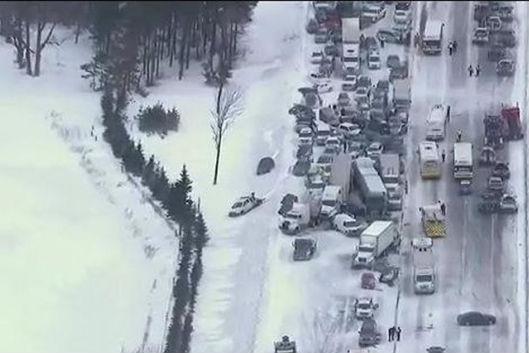 Accident în lanţ în Canada: 96 de maşini implicate în ciocniri pe o autostradă