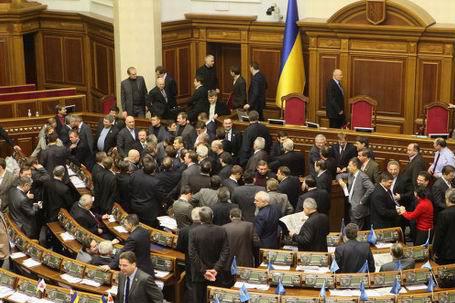 Rada Supremă desfiinţează privilegiile parlamentarilor, dar menţine imunitatea