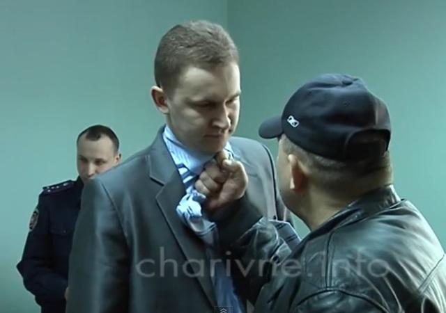 Scenă HALUCINANTĂ în Ucraina: Un procuror este bătut de liderul unei facțiuni radicale a Opoziţiei. &quot;Taci dracu' din gură, c...o!&quot;