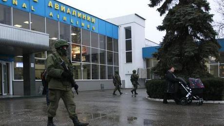 Două aeroporturi din Crimeea, preluate de trupe ruseşti