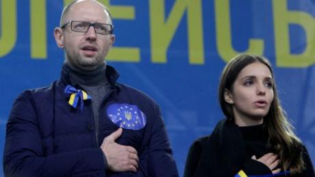 Premierul Iaţeniuk: Ucraina refuză să răspundă 'prin forţă' la 'provocarea' rusă