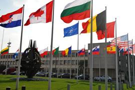 NATO anunţă revizuirea cooperării sale cu Rusia