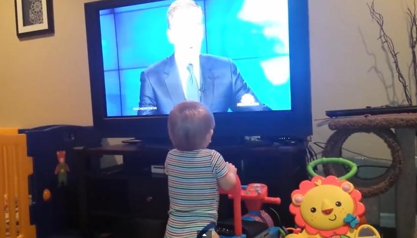 Un bebeluş face SENZAŢIE pe net! Reacţia micuţului când pe ecranul televizorului apare un anume prezentator de ştiri (VIDEO)
