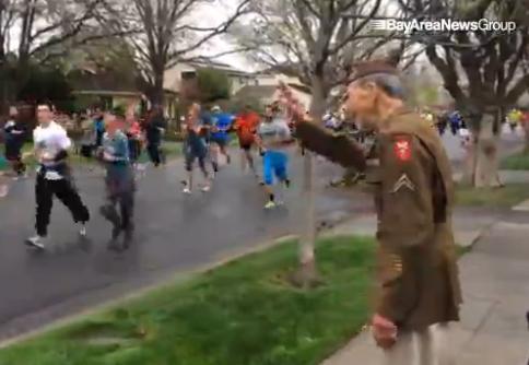 (VIDEO) El a ieşit să-i aplaude, dar ce au făcut participanţii la maraton pentru acest veteran de război este incredibil