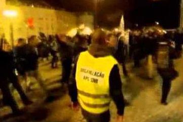 Mii de poliţişti manifestează la Lisabona contra tăierilor salariale