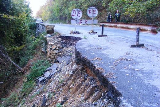 Alunecări de teren în Orşova. Traficul a fost restricţionat