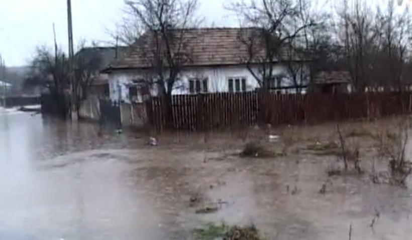 Ploile torențiale fac ravagii în județele Dolj și Olt. Râurile au ieșit din matcă, sute de gospodării au fost inundate
